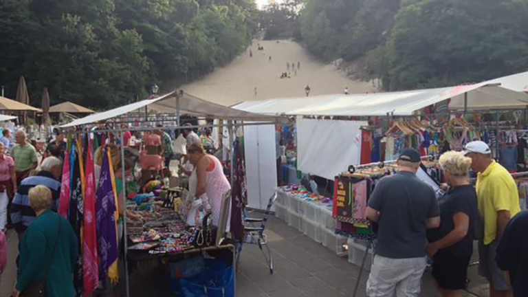 Zomerbraderie Schoorl keert terug met elke week nieuw thema ๐