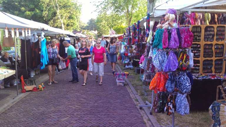 Elke maandagavond zomerbraderie rond Witte Kerkje Groet vanaf 4 juli 🗓