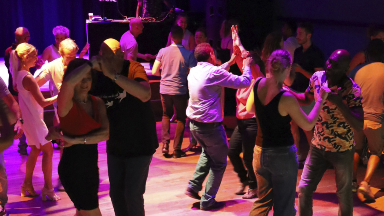 Salsacafé met gratis workshop bachata 🗓