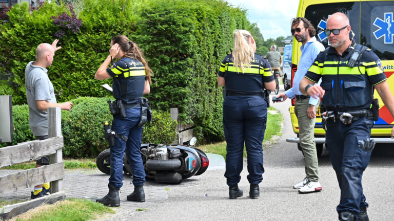Aanrijding scooterrijder en automobilist in knik van Oude Natteweg in Bergen