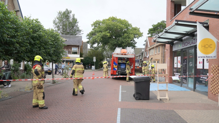 Vrachtwagen raakt glazen overkapping winkel Herenweg in Heiloo