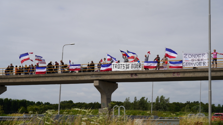 Veel getoeter op A9 bij Heiloo voor steunbetuiging aan boeren