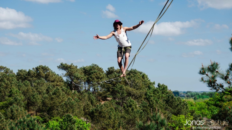 Dinsdagavond gratis les in balanceren op slackline tijdens Schoorlse braderie π