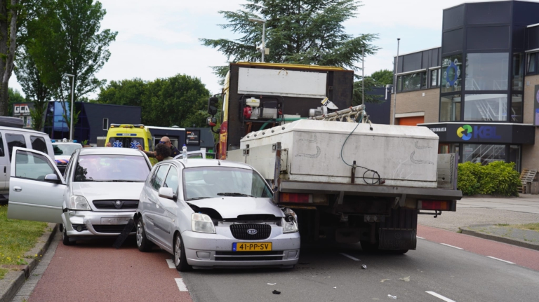 Automobilist gewond bij aanrijding met vrachtwagen op Berenkoog