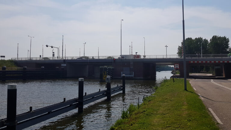 Leeghwaterbrug vastgeklemd door extreme hitte; hele nacht besproeid