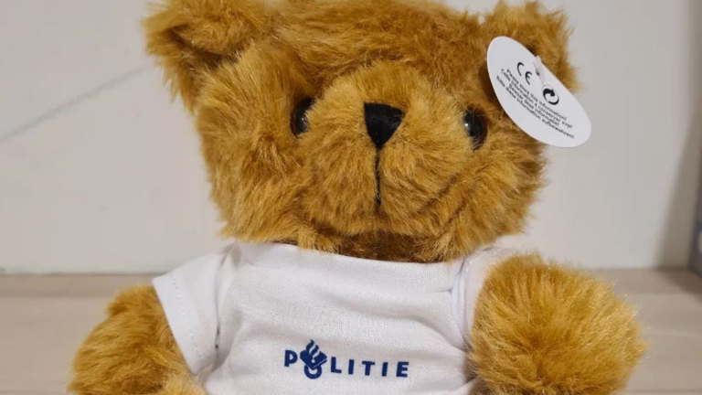 Tweejarig meisje loopt ‘s avonds op straat in pyjama en steelt harten van Alkmaarse agenten