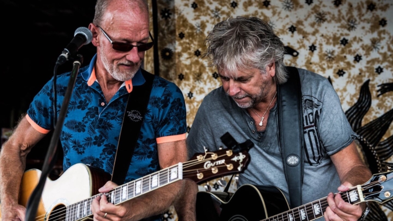 Acoustic Mix met covers van 60s tot 90s zondag 7 augustus in Hoeve Overslot 🗓