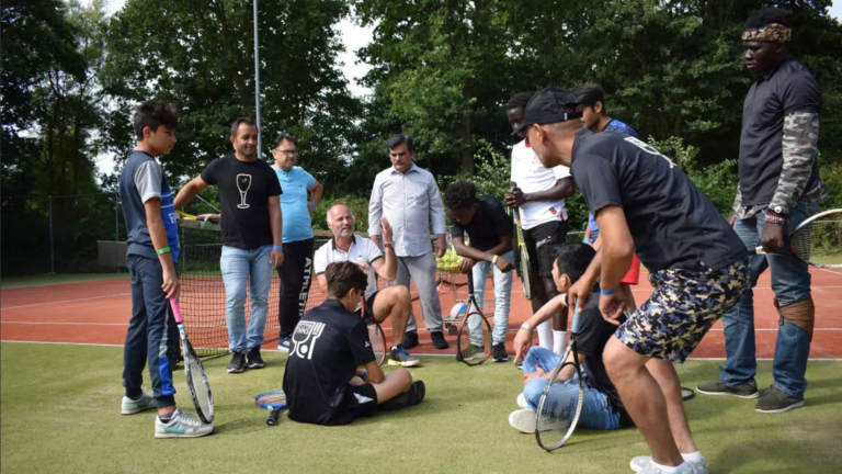 Tennisleraren geven les aan asielzoekers in Heiloo: “Fijne afleiding”