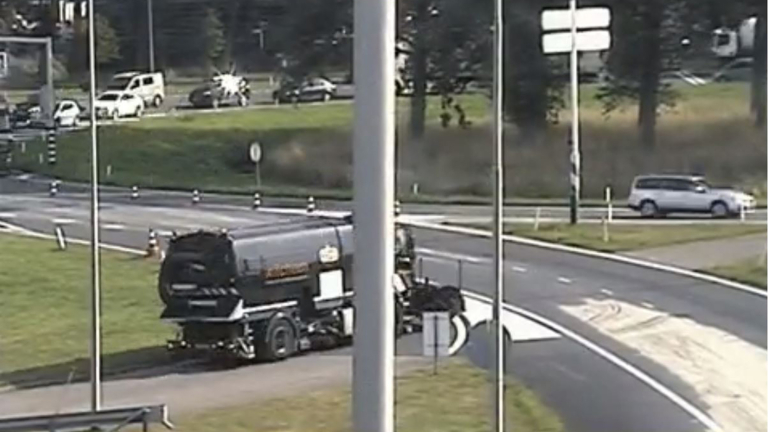 Toegang A9 vanaf Kooimeer tijdelijk dicht door lading zand op de weg