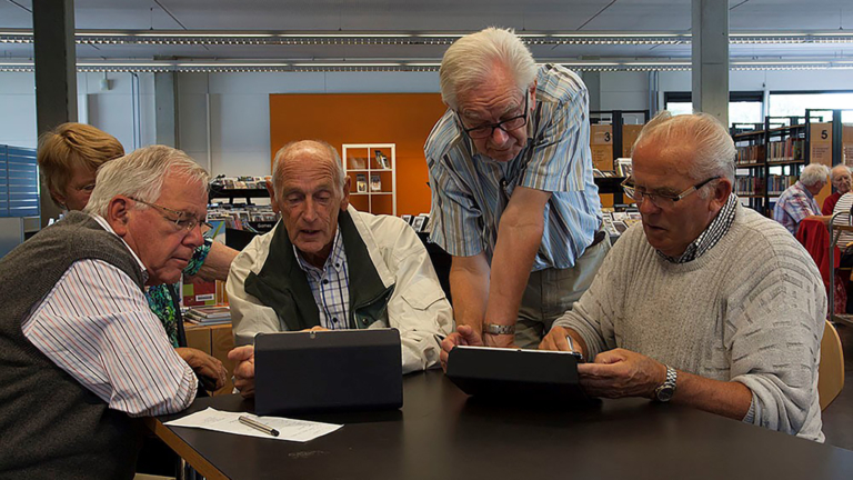SeniorWeb Alkmaar houdt open huis in Bibliotheek Kennemerwaard ๐