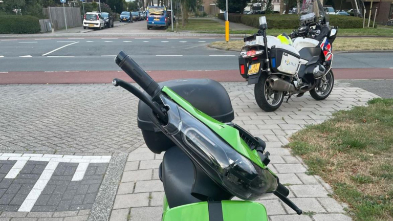 Vluchters na botsing in Alkmaar toevallig snel gepakt vanwege rijden zonder helm
