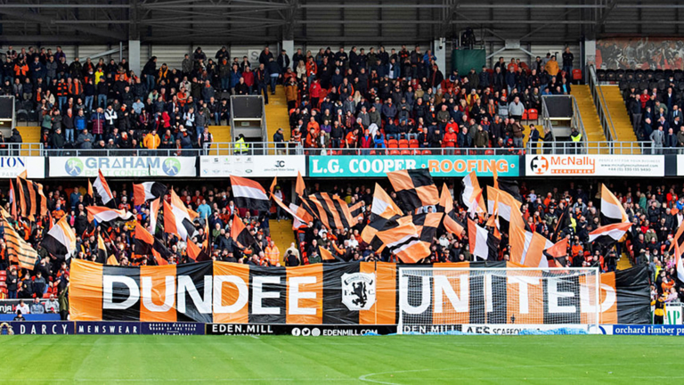 Bier in plastic en beveiligers voor de deur; daar komen de Schotten!