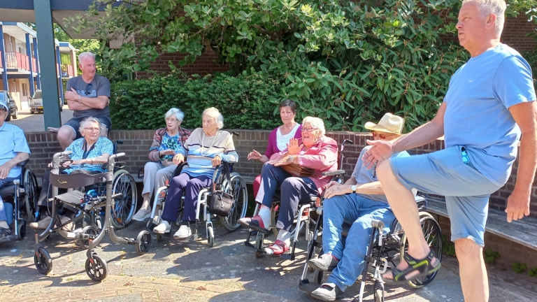 Wandelbootcamp en sportcarrousel voor bewoners De Marke: “Oudste deelnemer 97 jaar”