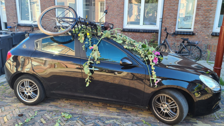 Politie roept 2e verdachte van ‘decoreren’ auto Tesselschadestraat op zich te melden