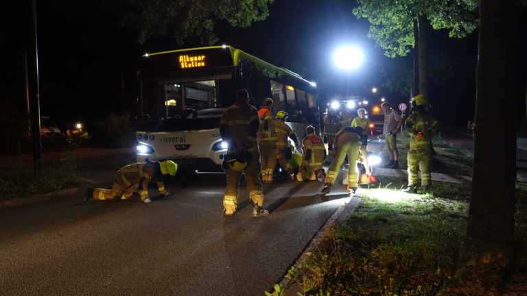 Hond aangereden door bus, maar herstelt waarschijnlijk volledig: “Ze heeft veel geluk gehad”
