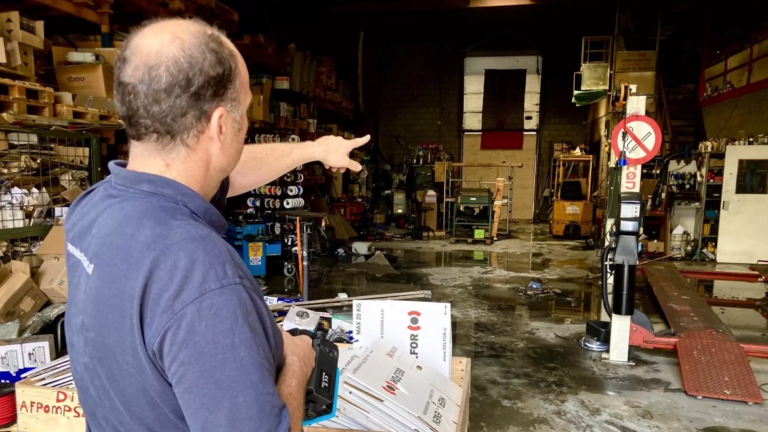 Enorme schade na brand elektrotechnisch bedrijf: “Waar je elke dag voor werkt in rook op”