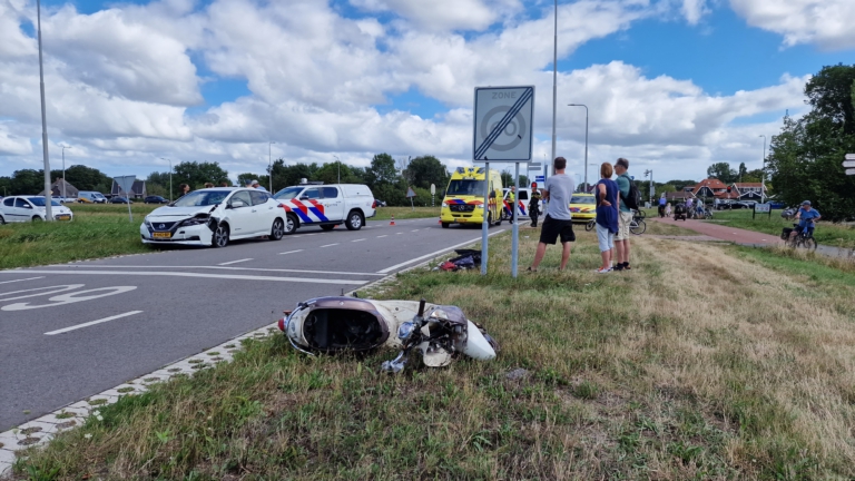 Scooterrijdster zwaar gewond bij aanrijding op Kogendijk Bergen