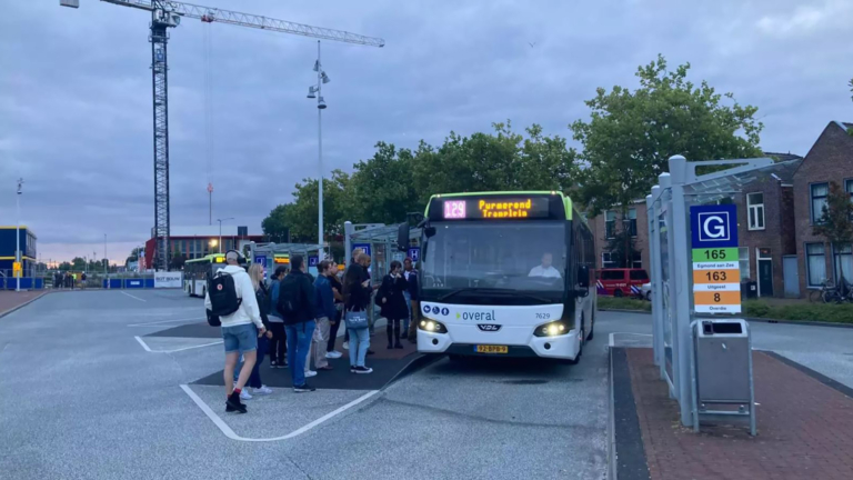 Reizigers overvallen door stakende conducteurs: “Ik kom vandaag niet werken”