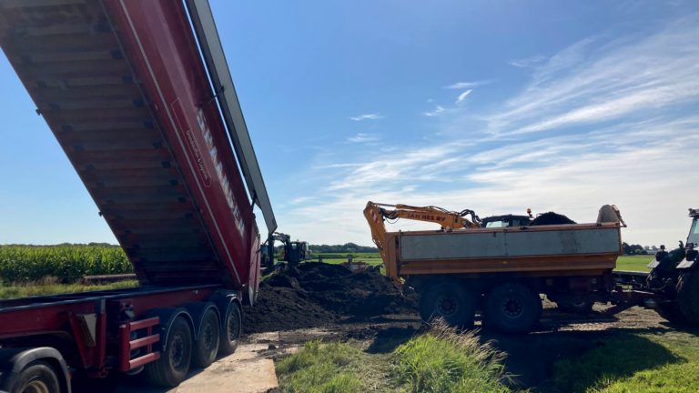 Werkzaamheden voor ophoging dijk langs Egmonder Binnenvaart gestart