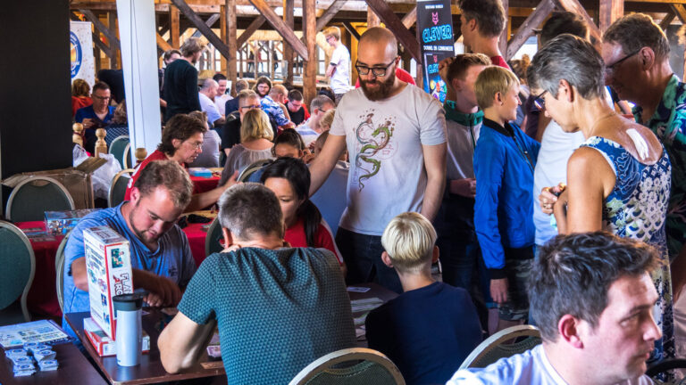 Bordspellenbeurs MoxCon op 18 september in de Grote Kerk Alkmaar π