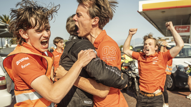 Laurens de Boer wint met Brunel Solar Team zonneautorace in Zuid-Afrika