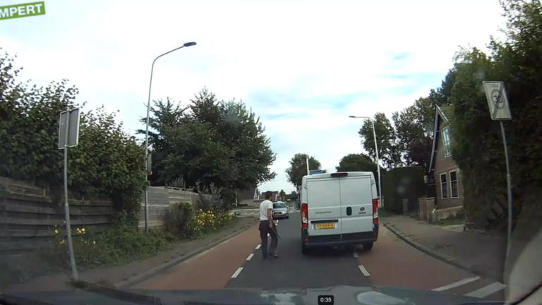 Wegpiraat met behangmes bedreigt gezin in Oudkarspel