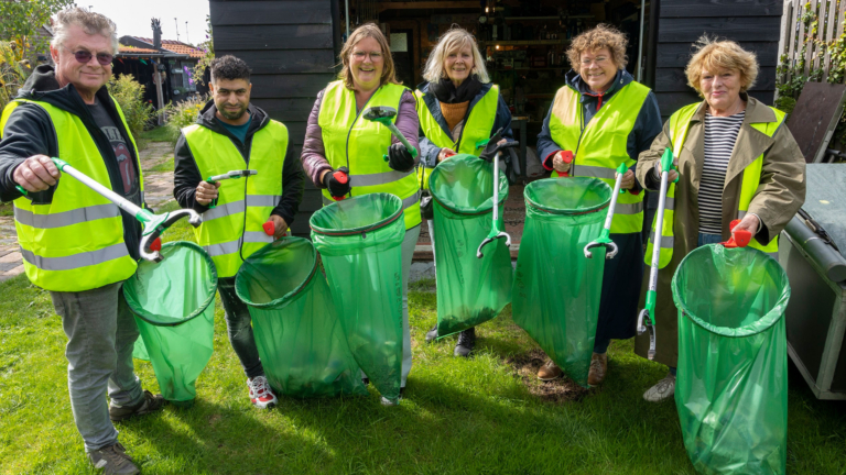 Wethouder Annette Groot ruimt samen met inwoners zwerfafval op