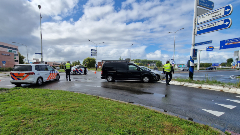 Aanrijding in Heerhugowaard, bestuurder meegenomen naar ziekenhuis