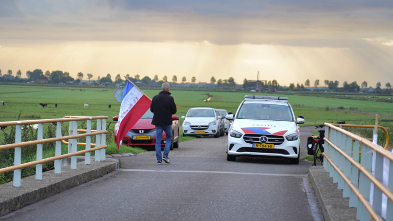 Actievoerders op A9-viaduct in Heiloo willen niet met politie meewerken