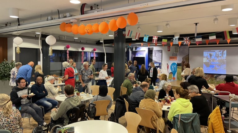 Jubileum Taalcafé Heerhugowaard groots gevierd: “Zolang het nodig is blijven we dit doen”