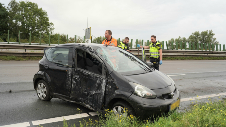 Auto van de weg geraakt op N242, automobiliste met spoed naar ziekenhuis