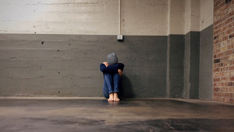 Eenzaamheid onder Noord-Hollandse jongeren: “Voelde me zo eenzaam dat ik niet meer wilde leven”