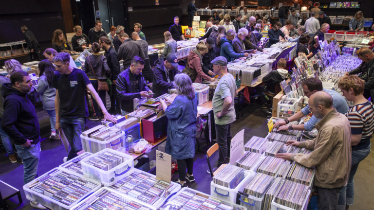 Platenbeurs Vinylly strijkt op 9 oktober weer neer in Podium Victorie ๐