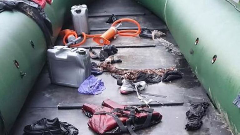 Meerdere vluchtelingenboten met persoonlijke spullen aangespoeld op Nederlandse stranden