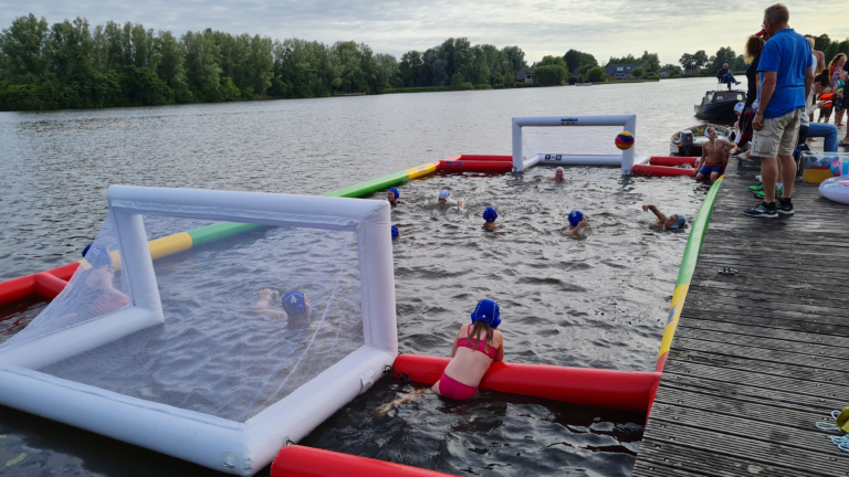 Aquawaard organiseert tijdens herfstvakantie open beach waterpololes voor jeugd in de Waardergolf π