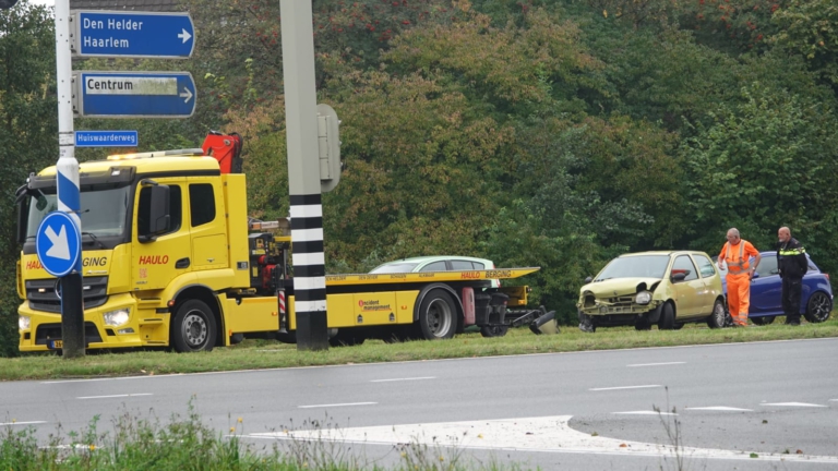 Forse schade bij kop-staartbotsing op Huiswaarderweg in Alkmaar