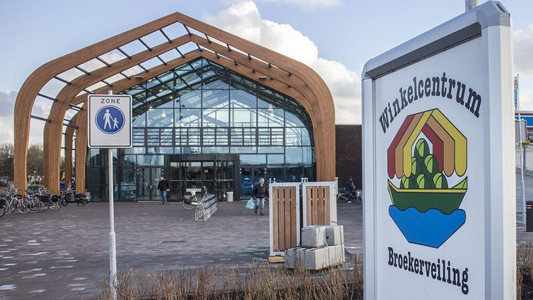 Boekenmarkt voor Amnesty International in winkelcentrum Broekerveiling π