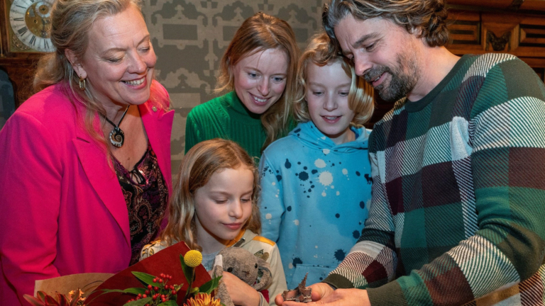 Gouden Griffel winnaar Yorick Goldewijk in Alkmaarse stadhuis gehuldigd