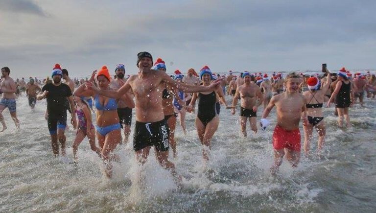 Nieuwjaarsduik Egmond aan Zee breidt uit met feest in de horeca π