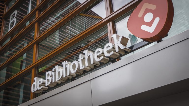 Burgemeester Anja Schouten leest voor in Alkmaarse bibliotheek tijdens de Nationale Voorleesdagen π