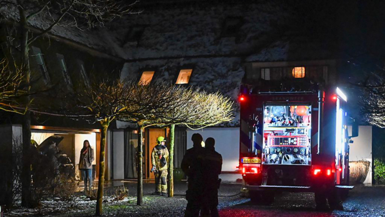 Rook onder motorkap auto zorgt voor onrust bij Bergense villa