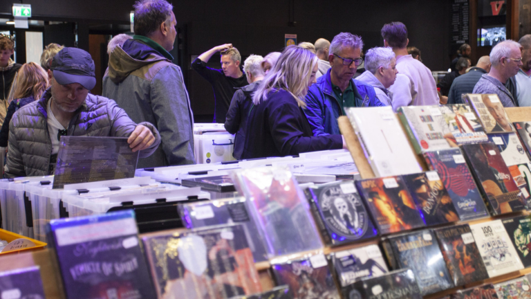 Cd- en platenbeurs in Wijkcentrum Overdie π