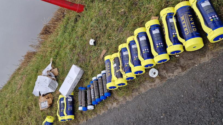 Handhaving Dijk en Waard vindt 20 lege lachgascontainers in en langs sloot