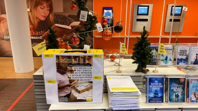 Amnesty Alkmaar voert actie voor Afghaanse vrouwen en meisjes in bibliotheek Alkmaar Centrum π