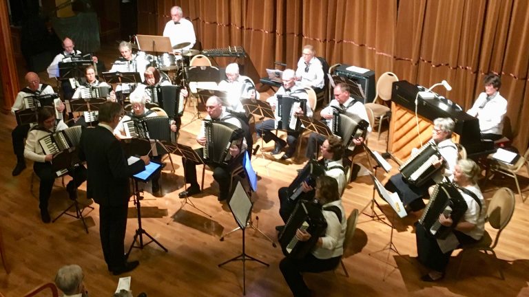 Jaarconcert accordeonvereniging Vita Nova in Alkmaars wijkcentrum π