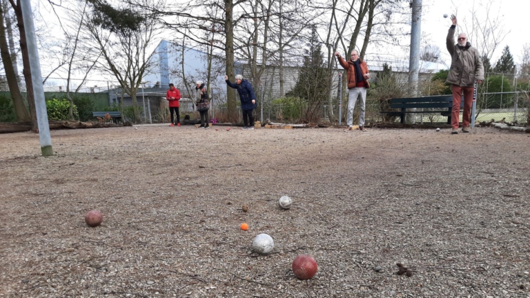 Stichting Sport-Z laat vijftigplussers gratis verschillende sporten uitproberen π
