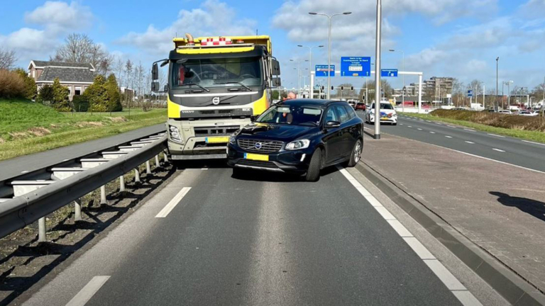 Automobilist op N242 rijdt bij invoegen tegen vrachtwagen: “Kan niet aan mij gelegen hebben”