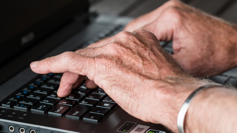 Voorlichtingsmiddag over oplichting via internet in Het Trefpunt in Heiloo π