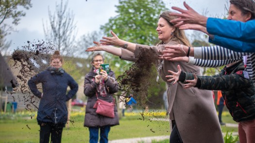 Van betegelde bende naar prachtig park werpt letterlijk vruchten af: “We hebben appelbomen, perenbomen en walnootbomen”
