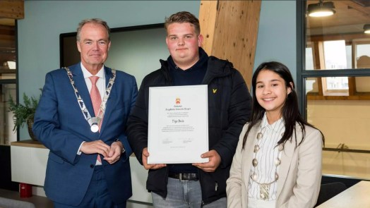 De 16-jarige Tigo redde vier drenkelingen uit zee: lintje voor Egmondse held